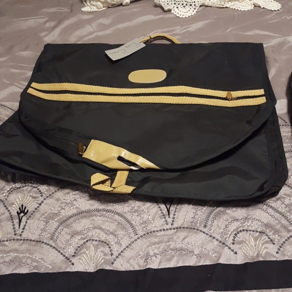 Pierre Cardin 2 piece travel set - Picture 2 of 8
